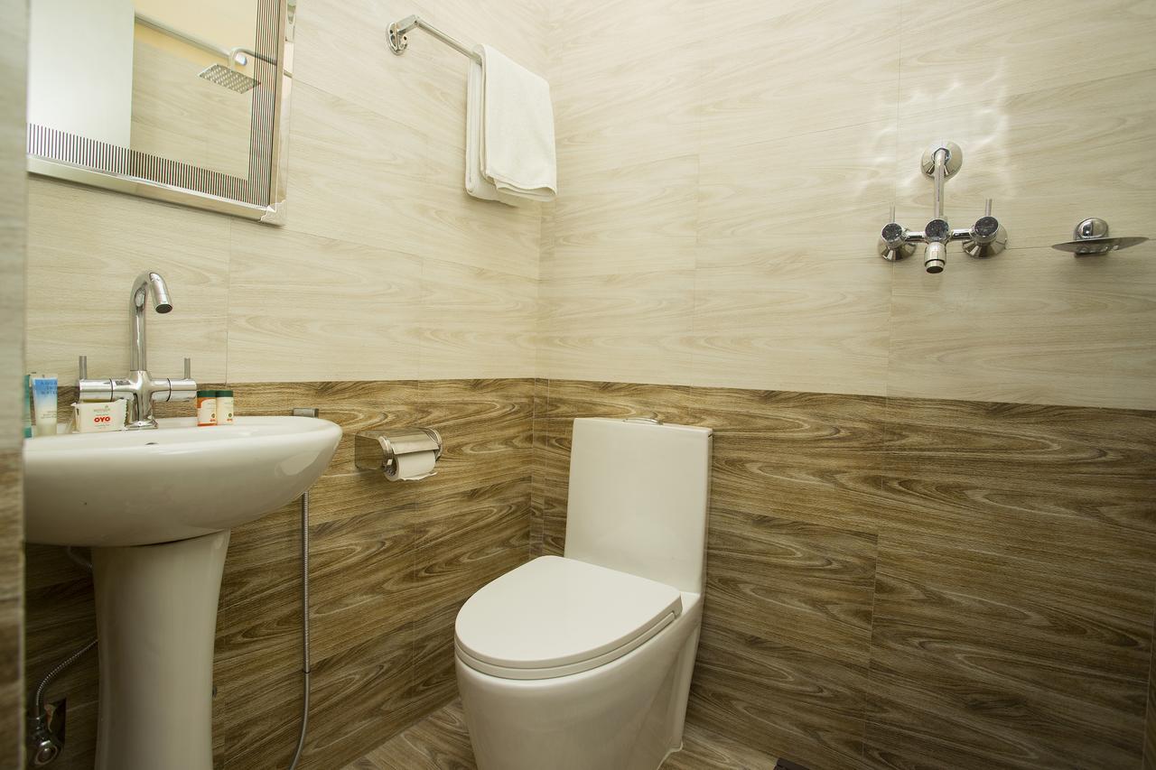 Oyo 131 Hotel Milarepa Катманду Экстерьер фото